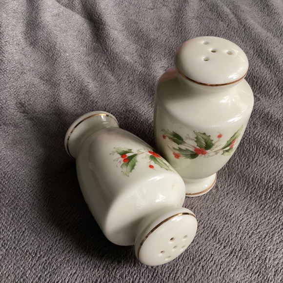 VINTAGE SET OF CHRISTMAS SALT AND PEPPER SHAKERS - Picture 2 of 7